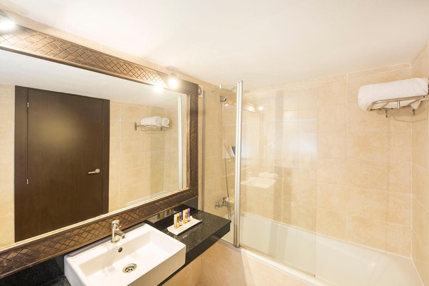 Double Superior (2 Adults + 1 Child),1272435223:JPEG