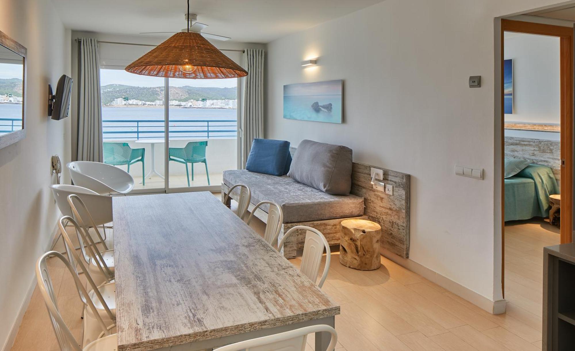 Three-Bedroom Apartment with Balcony,1538827828:JPEG