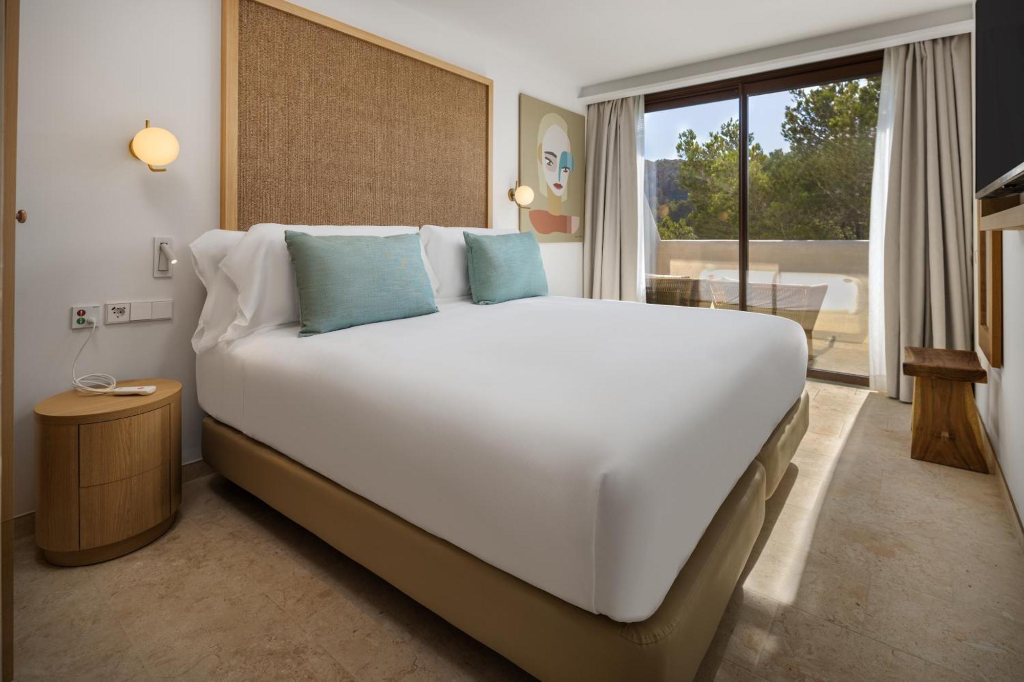 Superior King Room - Mobility Accessible
