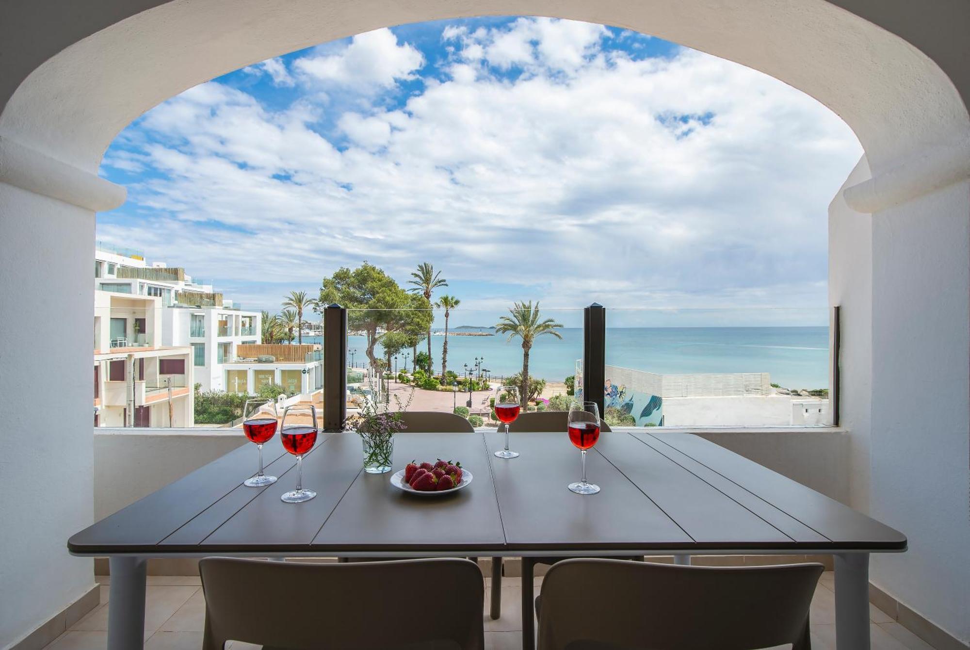 Two-Bedroom Apartment Sea View