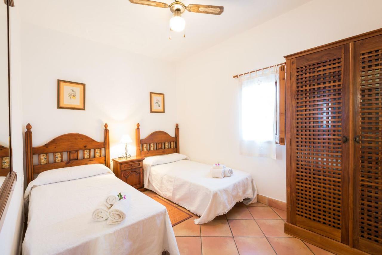 Seven-Bedroom House,855617804:JPEG