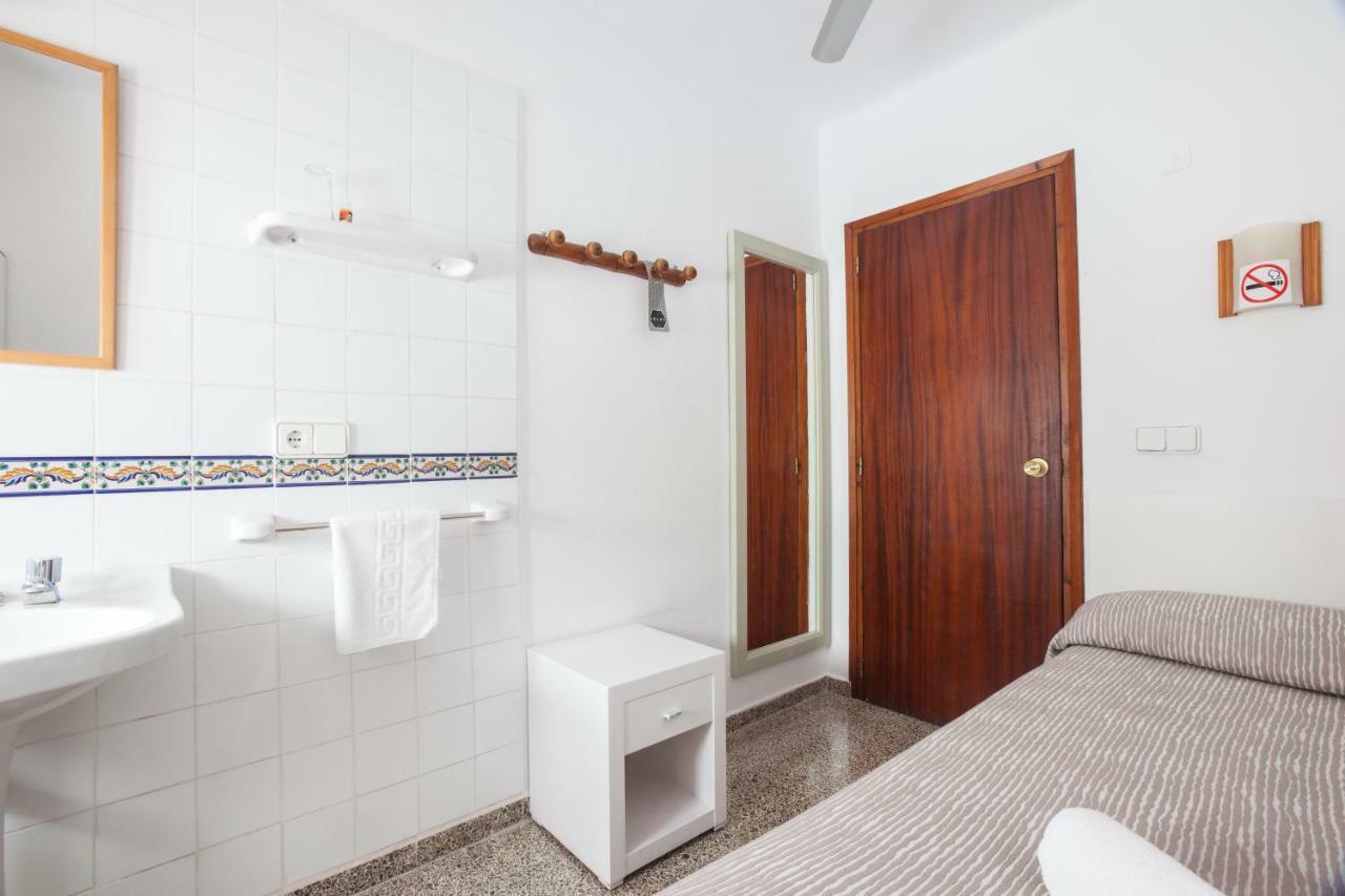 Single Room Shared Shower Toilet