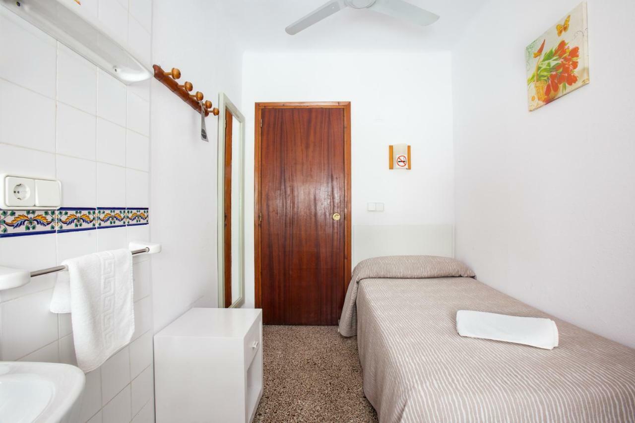 Single Room Shared Shower Toilet